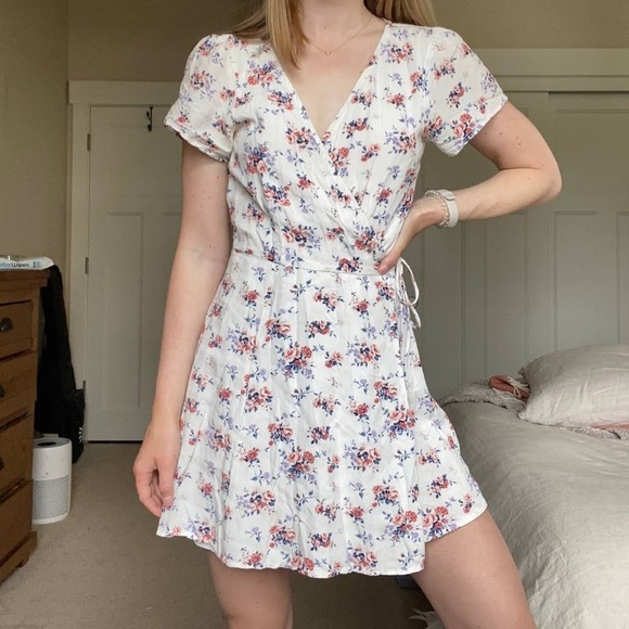 Abercrombie & Fitch Dresses & Skirts - Abercrombie & Fitch Floral Wrap Mini Dress